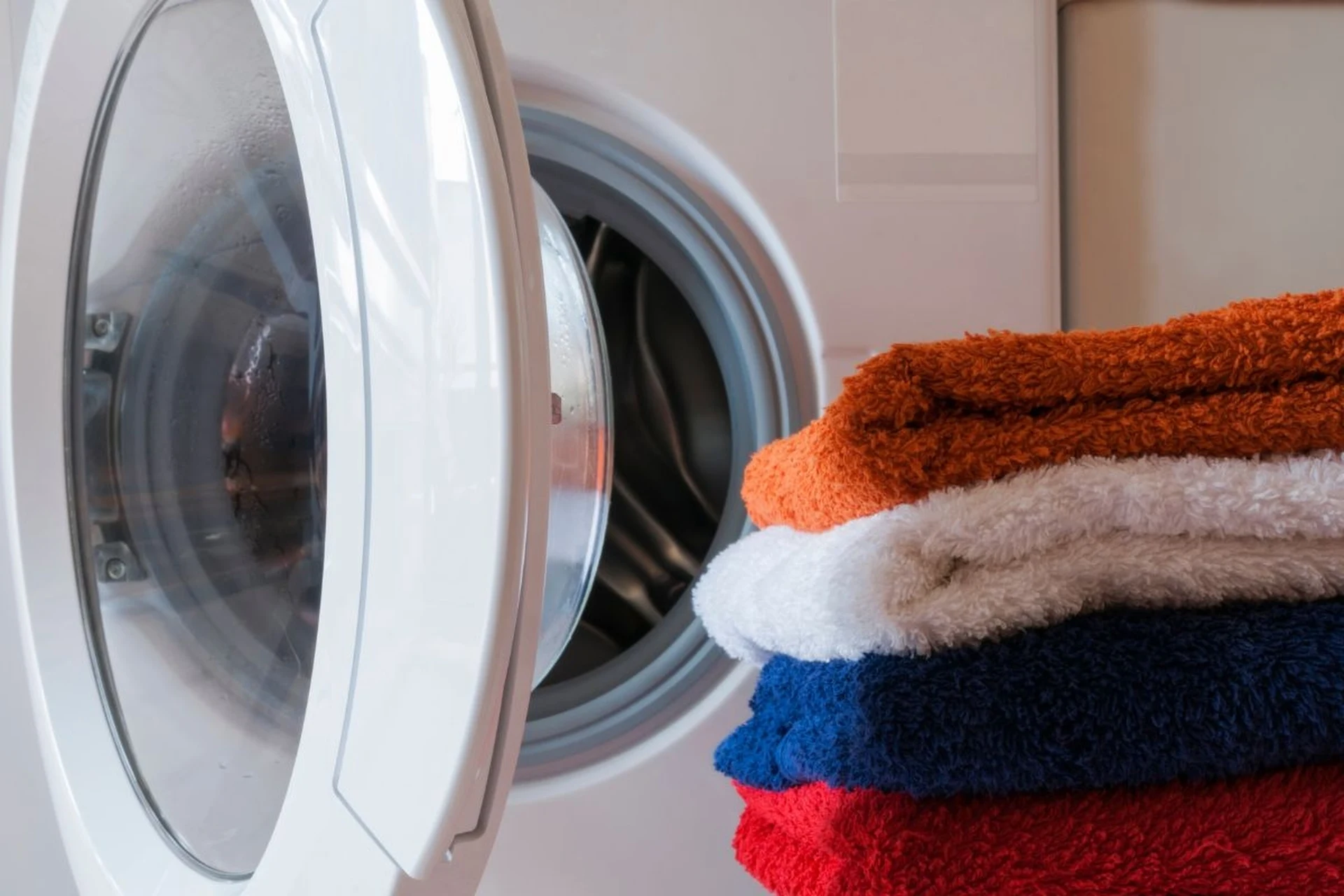 Ein cleverer Trick zum Trocknen von Kleidung in der Waschmaschine. Sie benötigen ein Handtuch