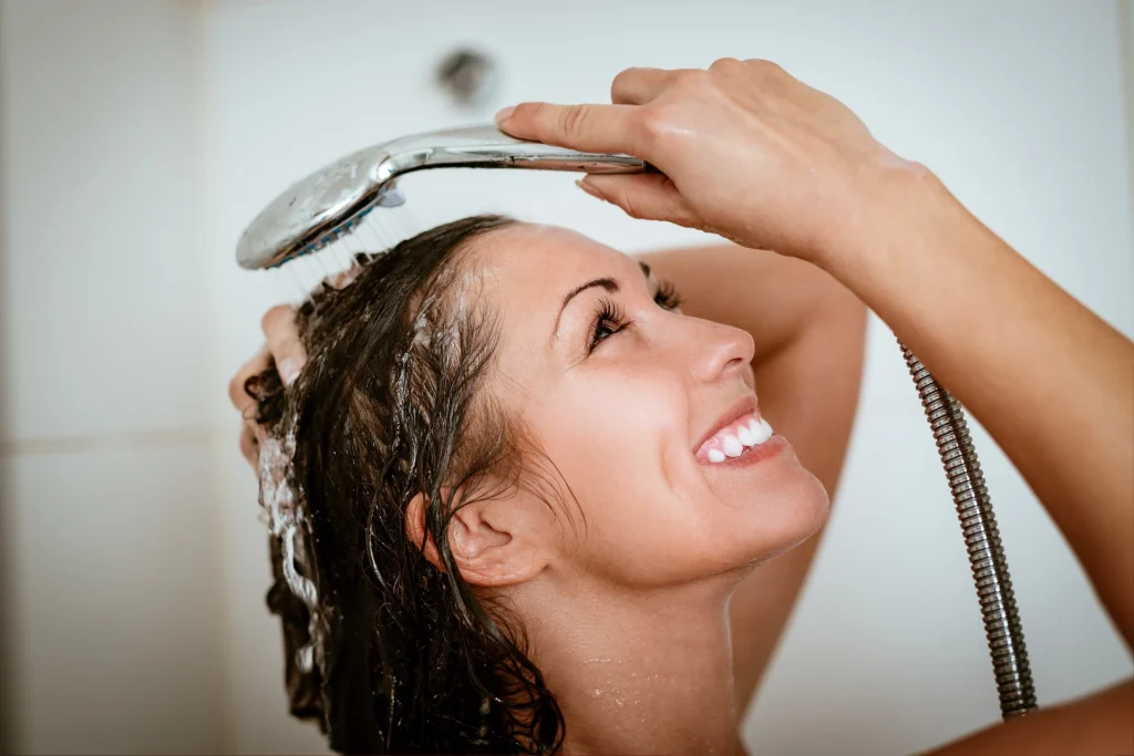 Wie wäscht man die Haare, damit sie voluminöser werden? Dieser banale Trick wurde zum Hit