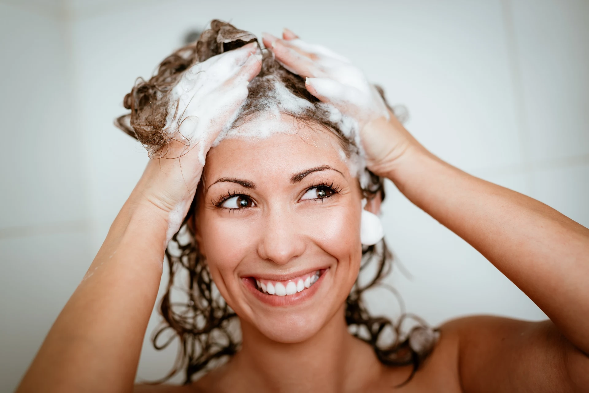 Wie wäscht man die Haare, damit sie voluminöser werden? Dieser banale Trick wurde zum Hit