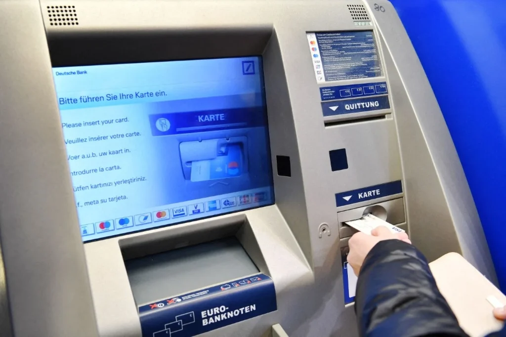 Kunden einer bekannten Bank haben keinen Zugang mehr zu Bargeld. Empörung in Deutschland