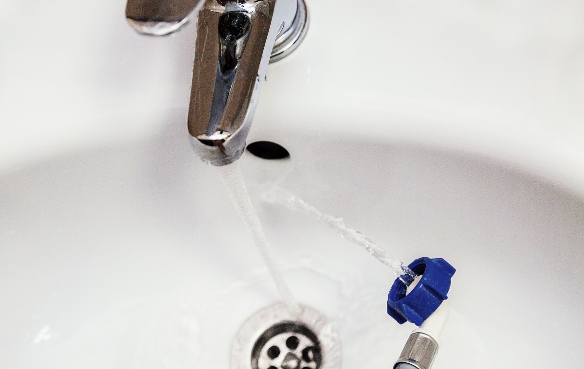Wozu dient das „Loch“ im Waschbecken? Nicht jeder weiß, wovor es schützen kann