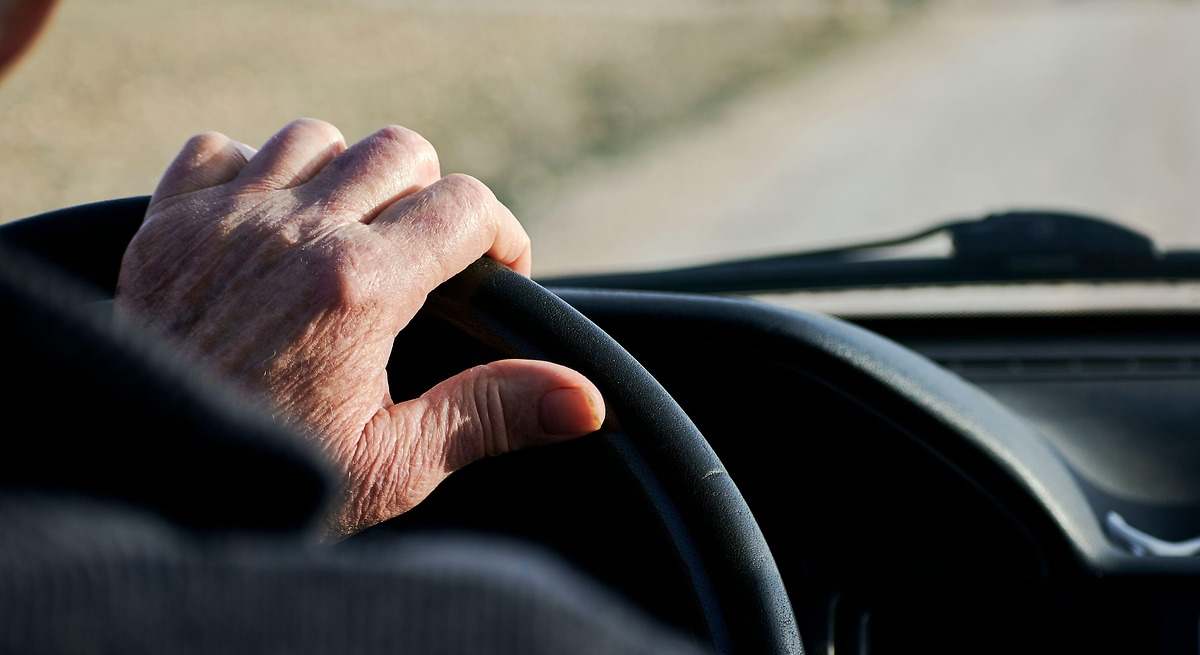 Wann ältere Menschen mit dem Autofahren aufhören sollten: Anzeichen, anhand derer man den richtigen Zeitpunkt erkennen und Risiken am Steuer vermeiden kann