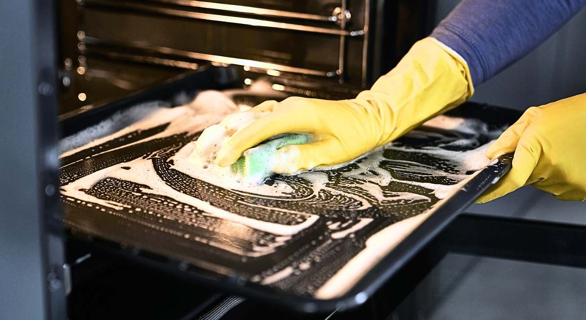 Gründliche Reinigung des Backofens nur mit einem Schwamm: Entfernt Fett und hartnäckigen Schmutz aus allen Ecken auf einmal.