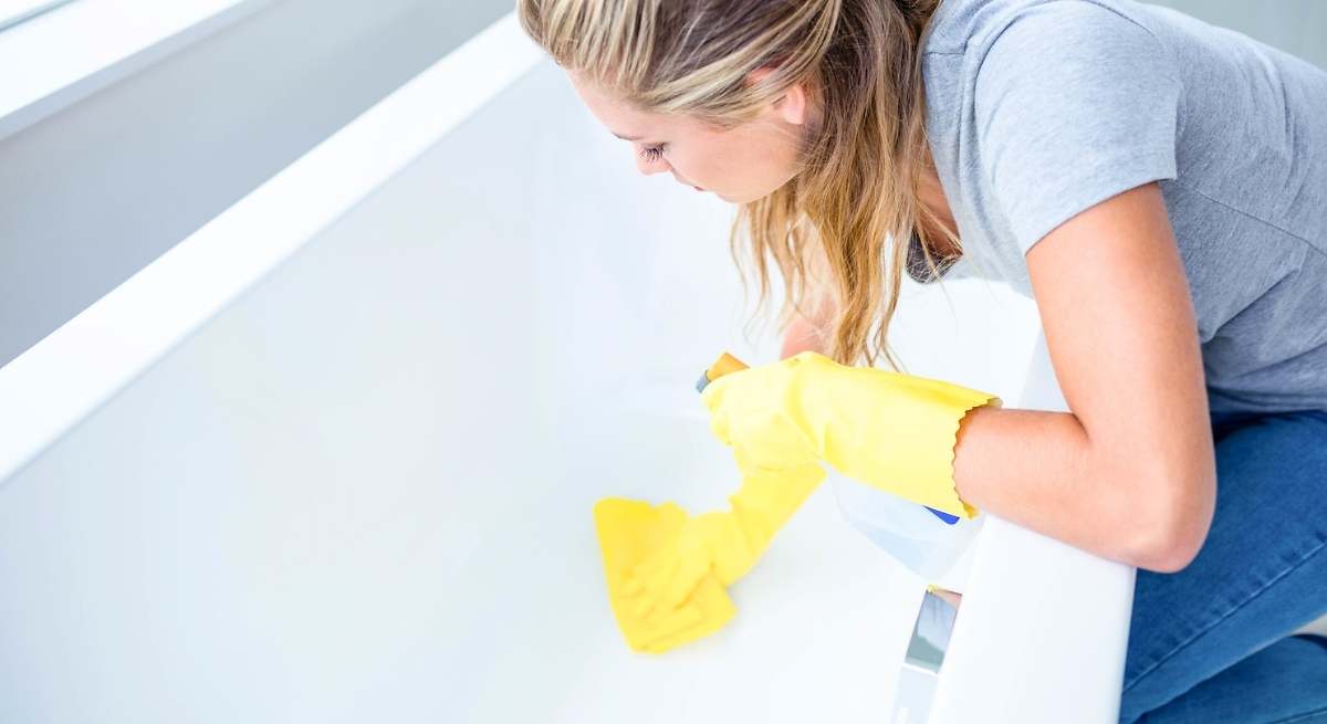 Tiefenreinigung von Duschkabine und Badewanne: Technik zur Entfernung von Schimmel, Flecken und zur Verhinderung von Ausrutschen – fast ohne Aufwand