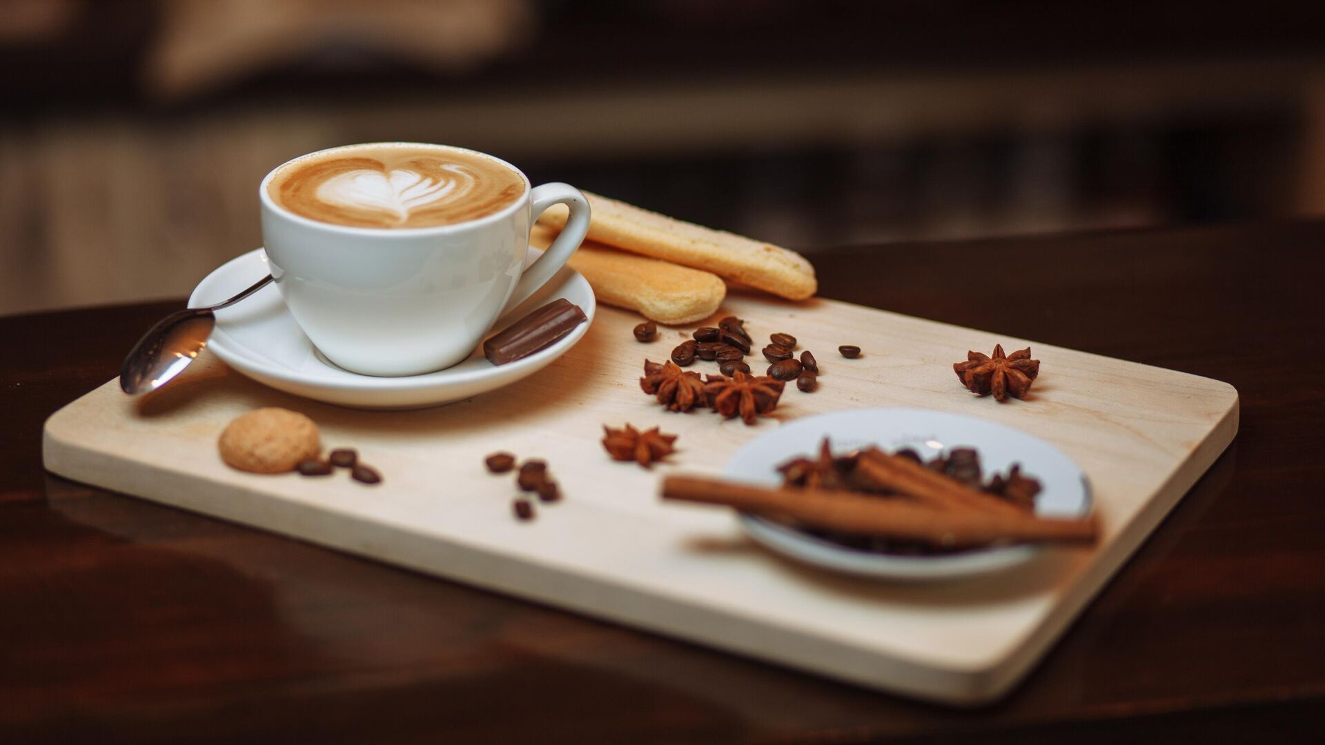 Eine Prise reicht aus, und der Kaffee wirkt wie ein natürlicher Fettverbrenner. Außerdem schmeckt er hervorragend.