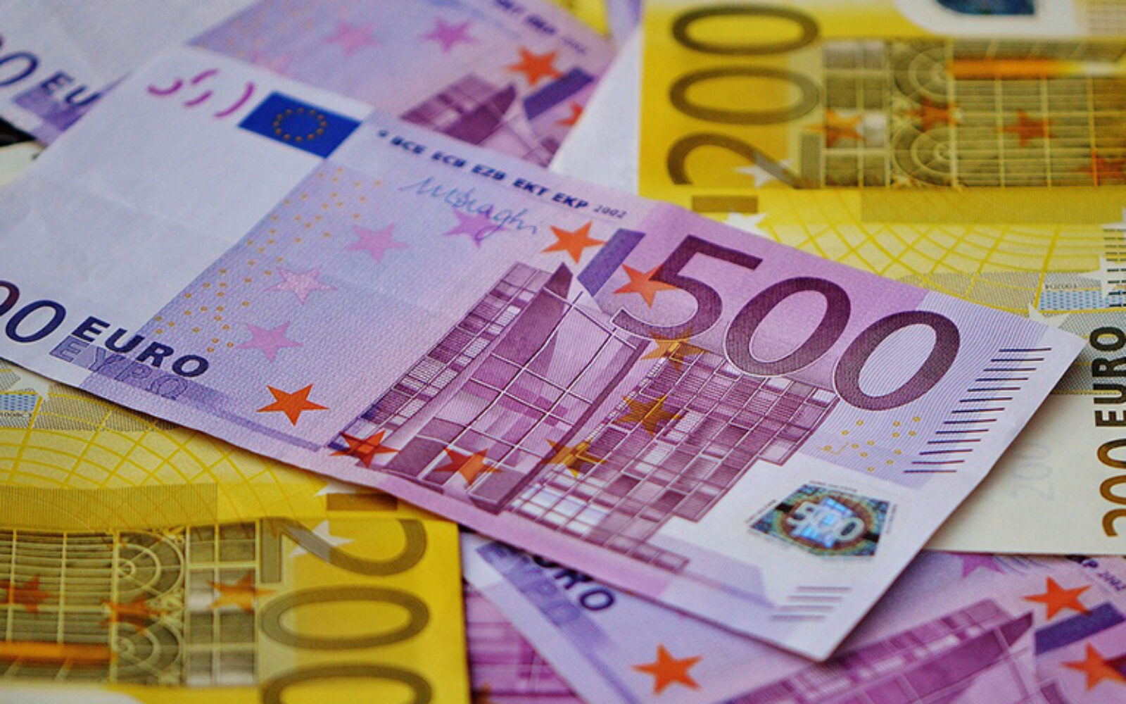 Kunden einer bekannten Bank haben keinen Zugang mehr zu Bargeld. Empörung in Deutschland
