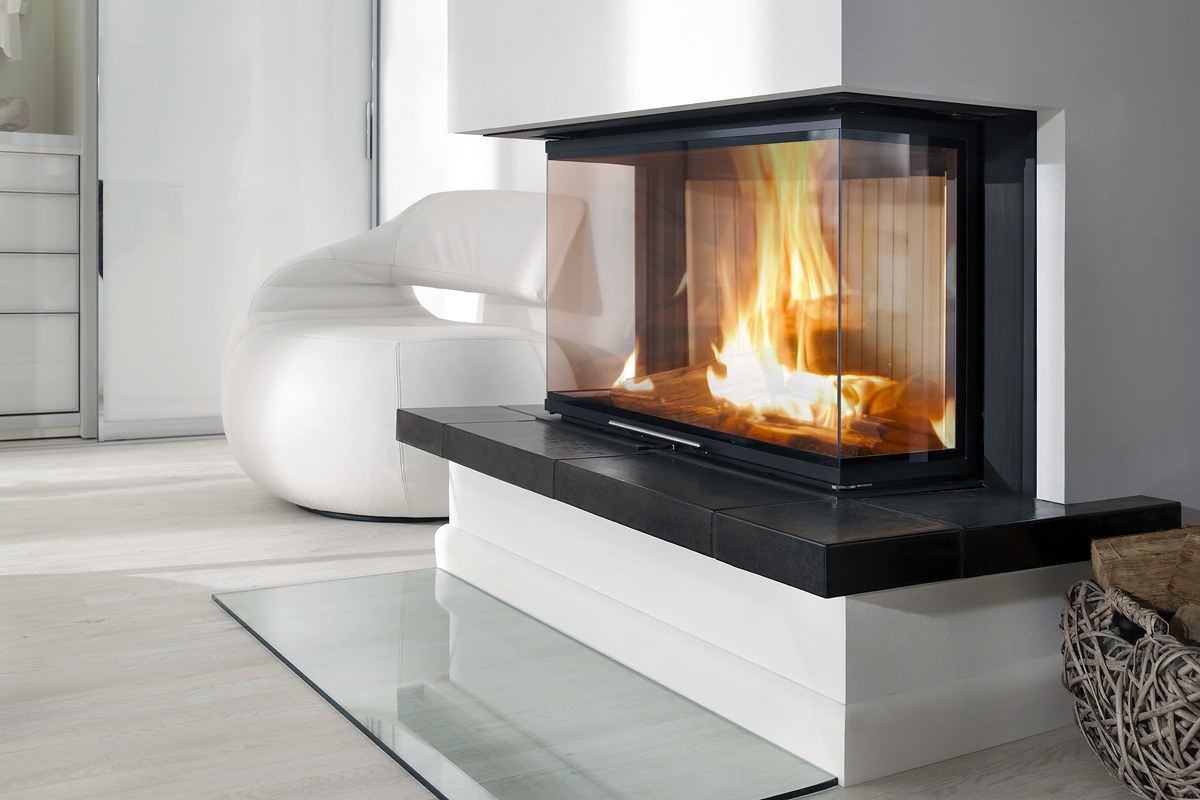 Herbst am Kamin? Wenn Sie gerne ins Feuer schauen, reinigen Sie das Glas gründlich. Eine einfache Methode, um Glas und Kamin ohne aggressive Chemikalien zu reinigen
