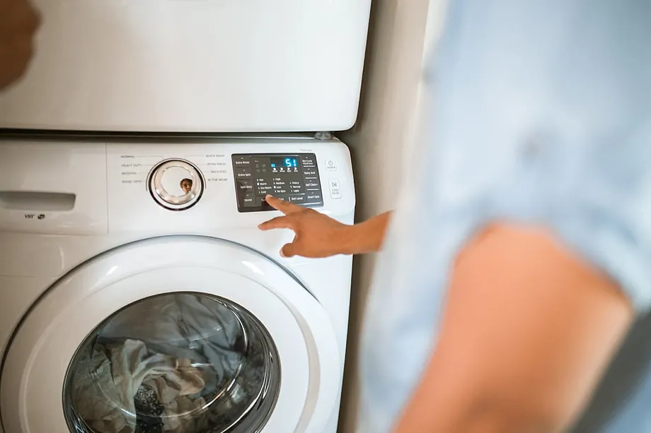 Was bedeutet der Fehler dE in der Waschmaschine und wie kann man ihn beheben, ohne einen Techniker zu rufen?
