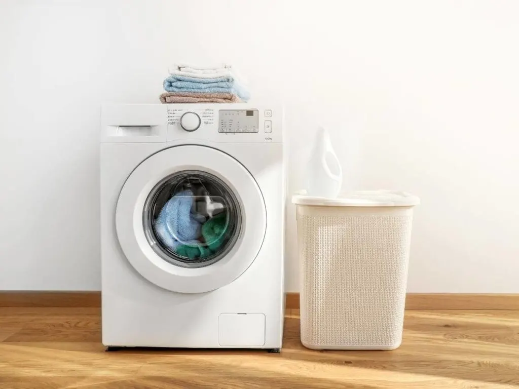 Drücken Sie diese Taste an der Waschmaschine, um Zeit und Geld zu sparen und Ihre Kleidung ohne Trockner zu trocknen