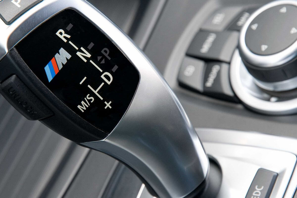 Was bedeutet jeder Buchstabe auf dem Automatikgetriebe eines Autos?