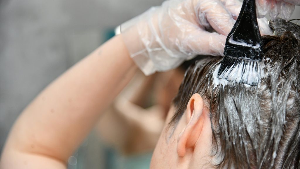 Haarfärbemittel für graues Haar gehören der Vergangenheit an: Es handelt sich um ein natürliches Färbemittel, das Ihrem Haar seine Farbe zurückgibt.