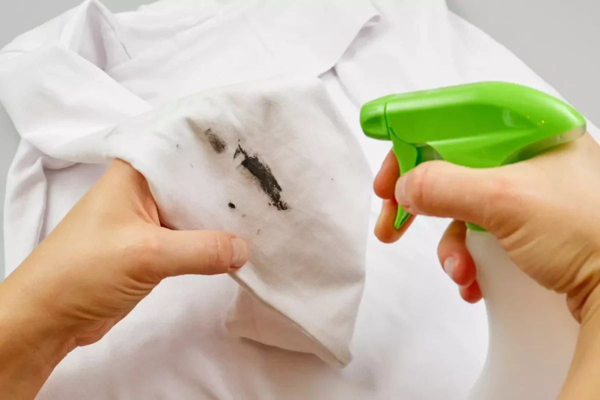 Diego, Chemieingenieur aus Berlin, über das Entfernen von Flecken aus Kleidung: „Wenn Sie beim Waschen keine Bürste verwenden, machen Sie etwas falsch.“