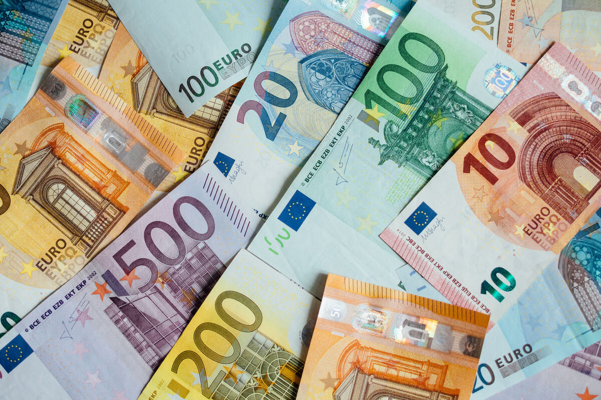 Eine Frau hat eine Erhöhung ihrer Witwenrente auf 3315,80 Euro erreicht, nachdem die Sozialversicherung sich geweigert hatte, die Beiträge ihres Mannes hinzuzurechnen, die er während seiner vorübergehenden Rentenzahlung geleistet hatte: Der Oberste Gerichtshof gab ihr Recht