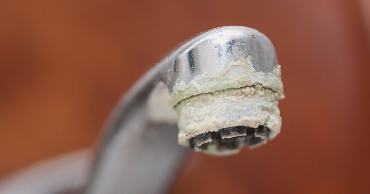 Ohne Bleichmittel und Essig: Diese Küchenzutat hilft Ihnen, Kalkablagerungen innerhalb von zwei Minuten von Ihren Wasserhähnen zu entfernen