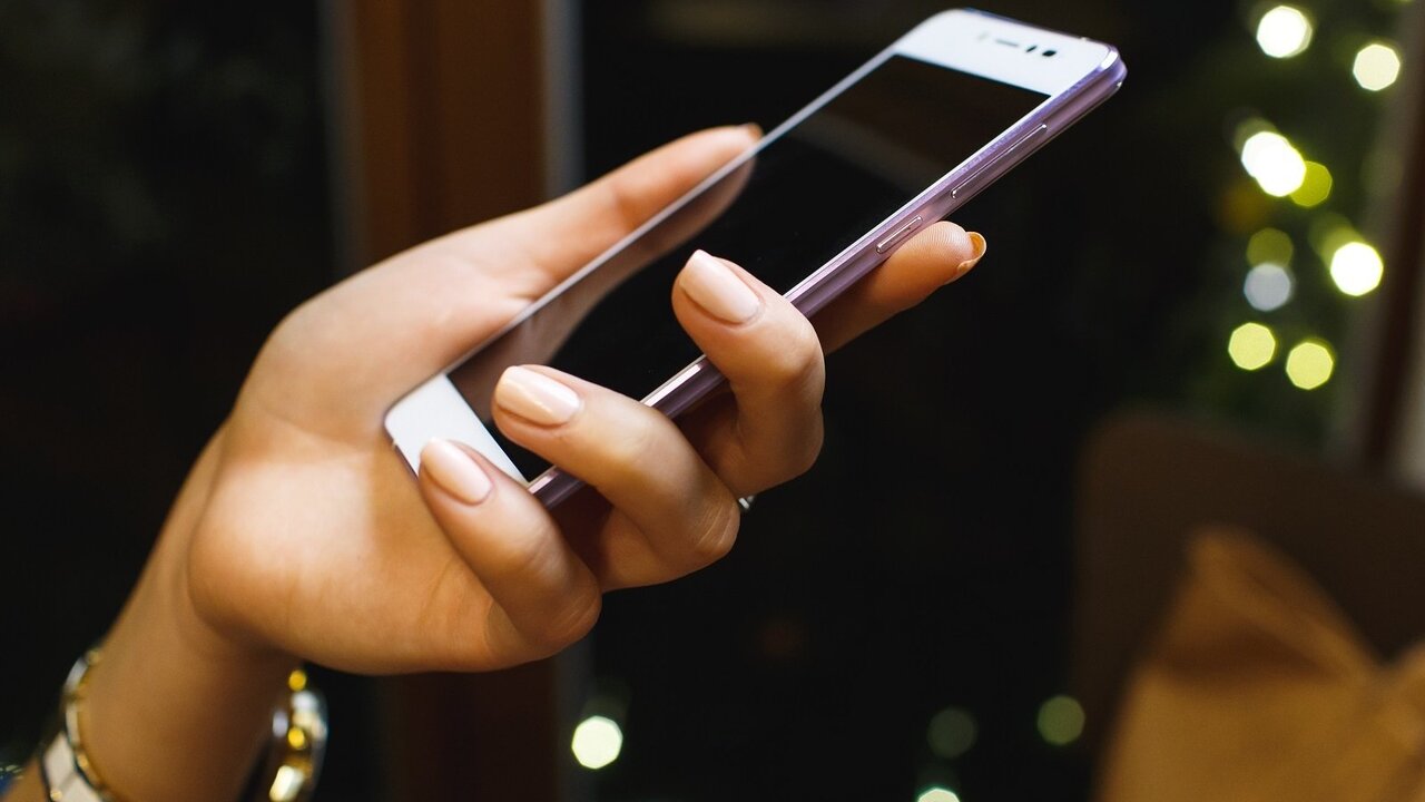 Das Deaktivieren dieser Funktion Ihres Mobiltelefons kann die Leistung des Akkus optimieren, sodass die Ladung für den ganzen Tag ausreicht.