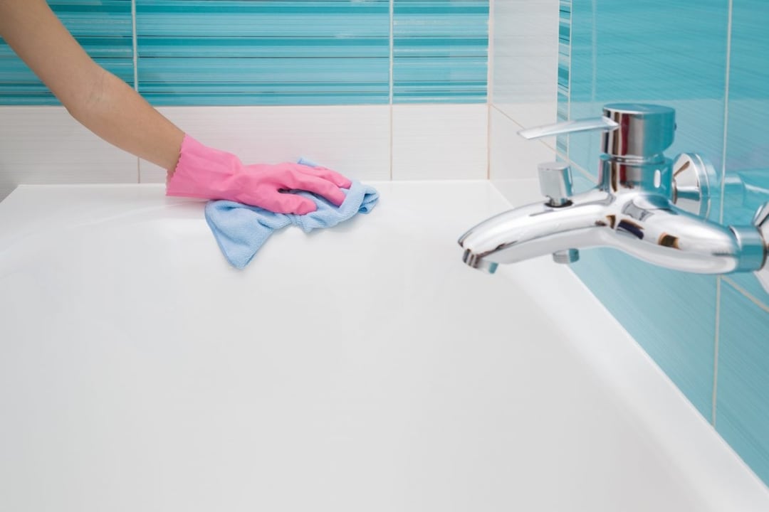 Tiefenreinigung von Duschkabine und Badewanne: Technik zur Entfernung von Schimmel, Flecken und zur Verhinderung von Ausrutschen – fast ohne Aufwand