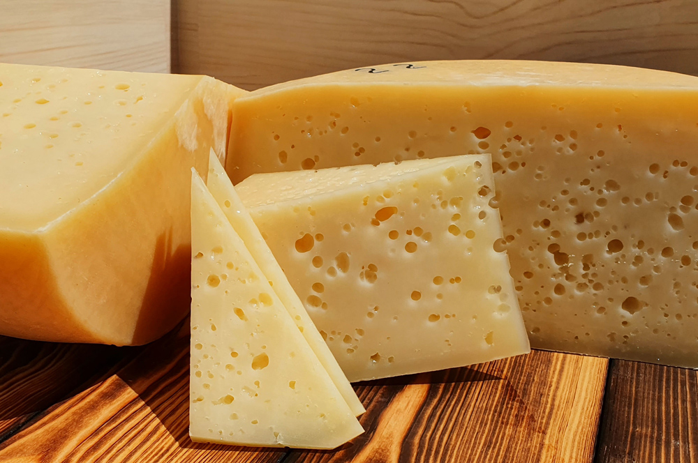 Wenn Sie Käse essen möchten, wählen Sie Schweizer Käse . Er hat einen milden nussigen Geschmack, wenig Natrium, aber viel Eiweiß