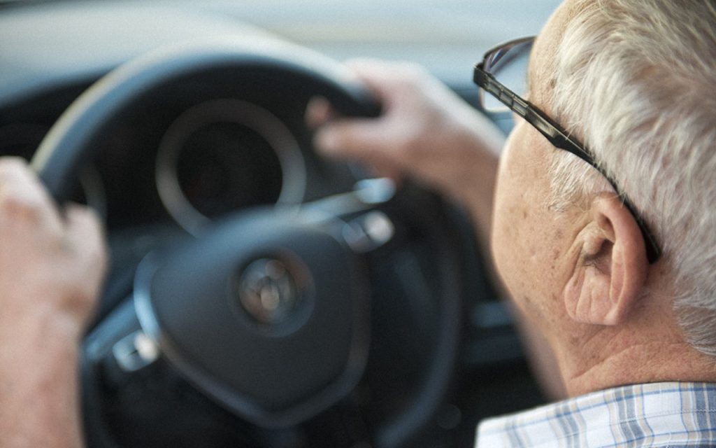 Wann ältere Menschen mit dem Autofahren aufhören sollten: Anzeichen, anhand derer man den richtigen Zeitpunkt erkennen und Risiken am Steuer vermeiden kann
