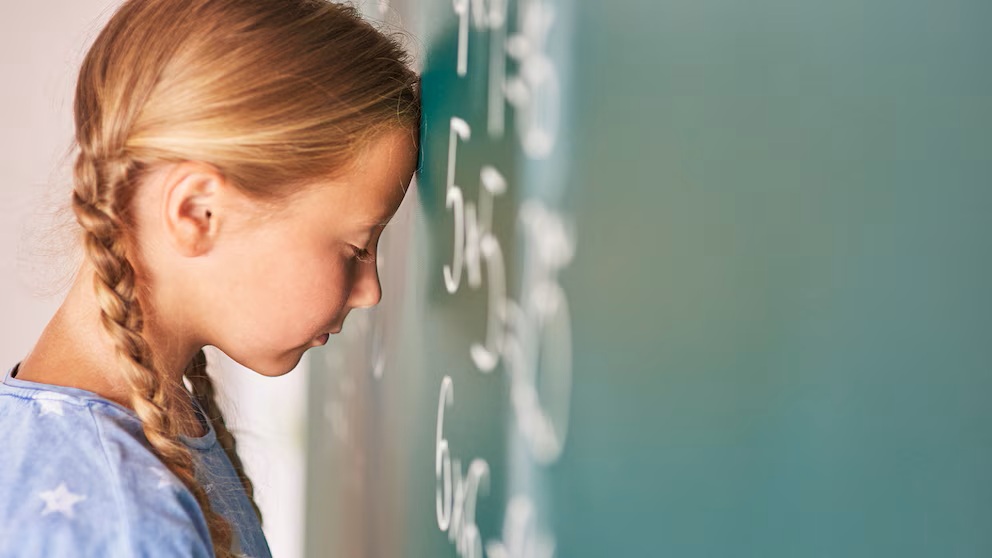 Sie kommen hungrig zur Schule, haben keine Schulbücher und sprechen zu Hause nicht die Sprache, die in der Schule verwendet wird: Gründe für die schlechten Leistungen der Kinder in Mathematik und Naturwissenschaften in der Grundschule.
