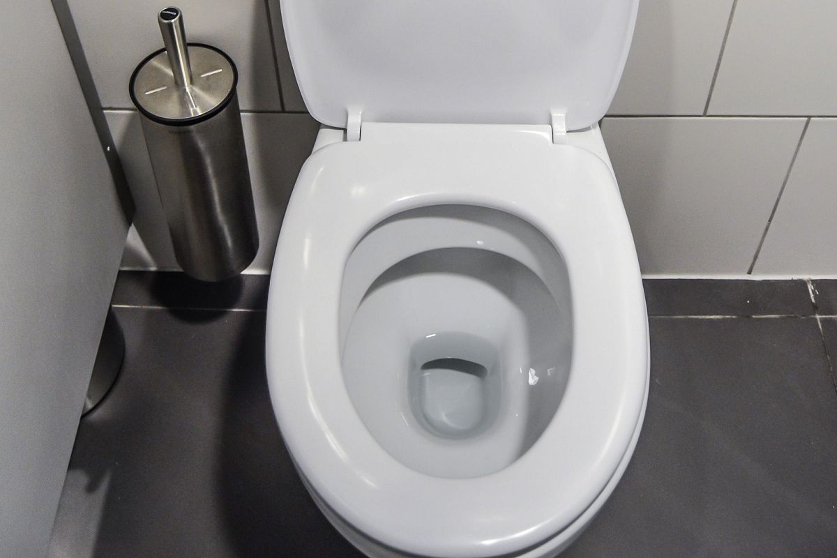 Einfach und effektiv: Ein Trick mit Alufolie, der Ihre Toilette makellos sauber hält