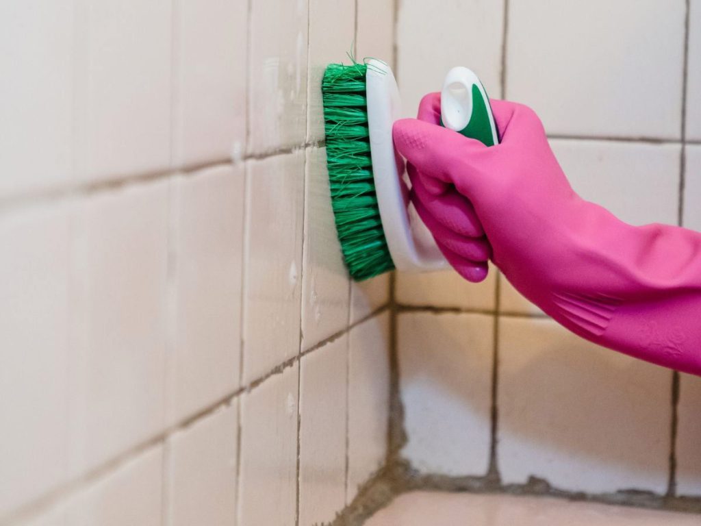 Schimmel an den Fugen im Badezimmer? So werden Sie ihn in einer Minute los.