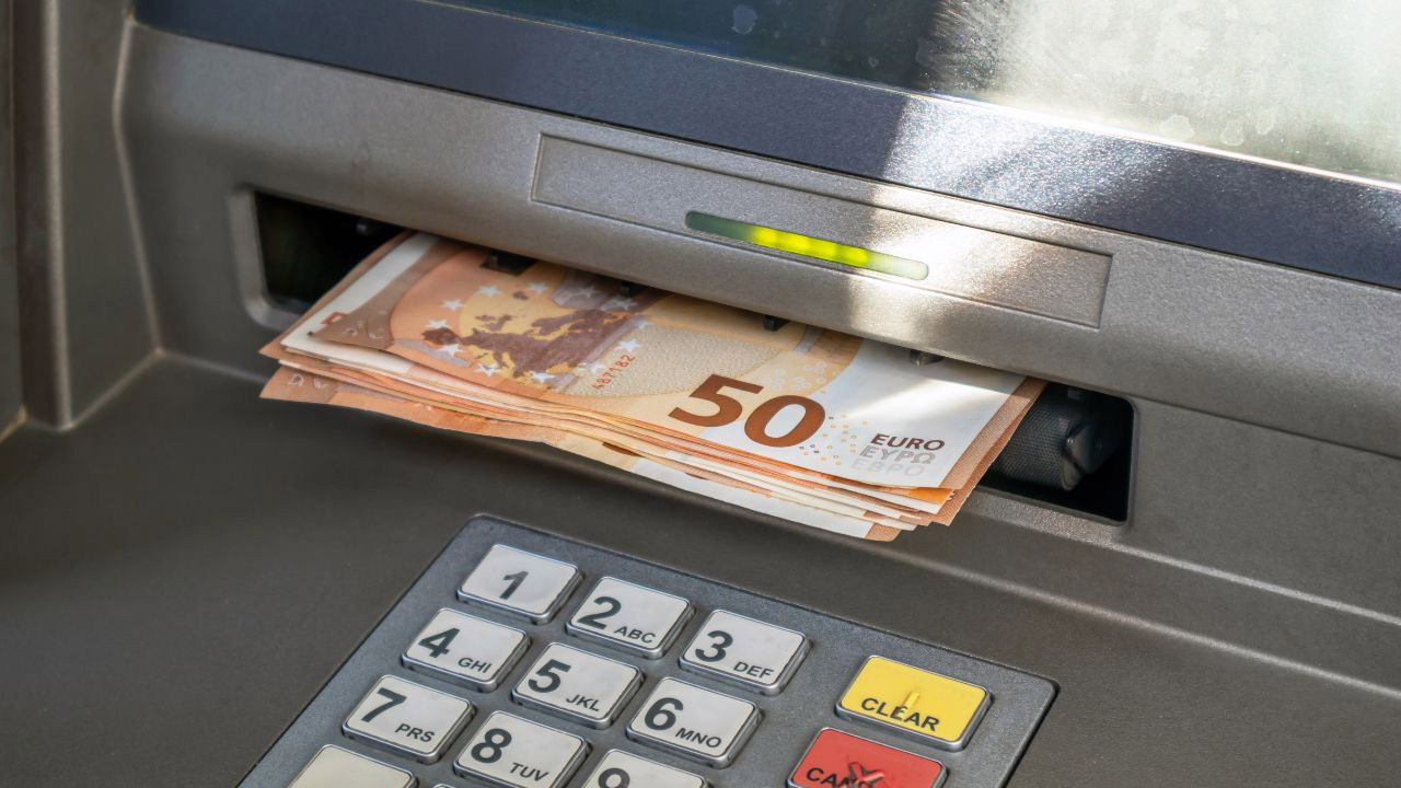 Karten werden an Geldautomaten nicht mehr benötigt: Wie man ohne Plastikkarte Bargeld abhebt