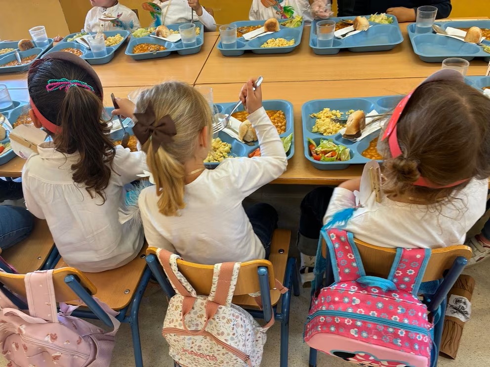 Sie kommen hungrig zur Schule, haben keine Schulbücher und sprechen zu Hause nicht die Sprache, die in der Schule verwendet wird: Gründe für die schlechten Leistungen der Kinder in Mathematik und Naturwissenschaften in der Grundschule.