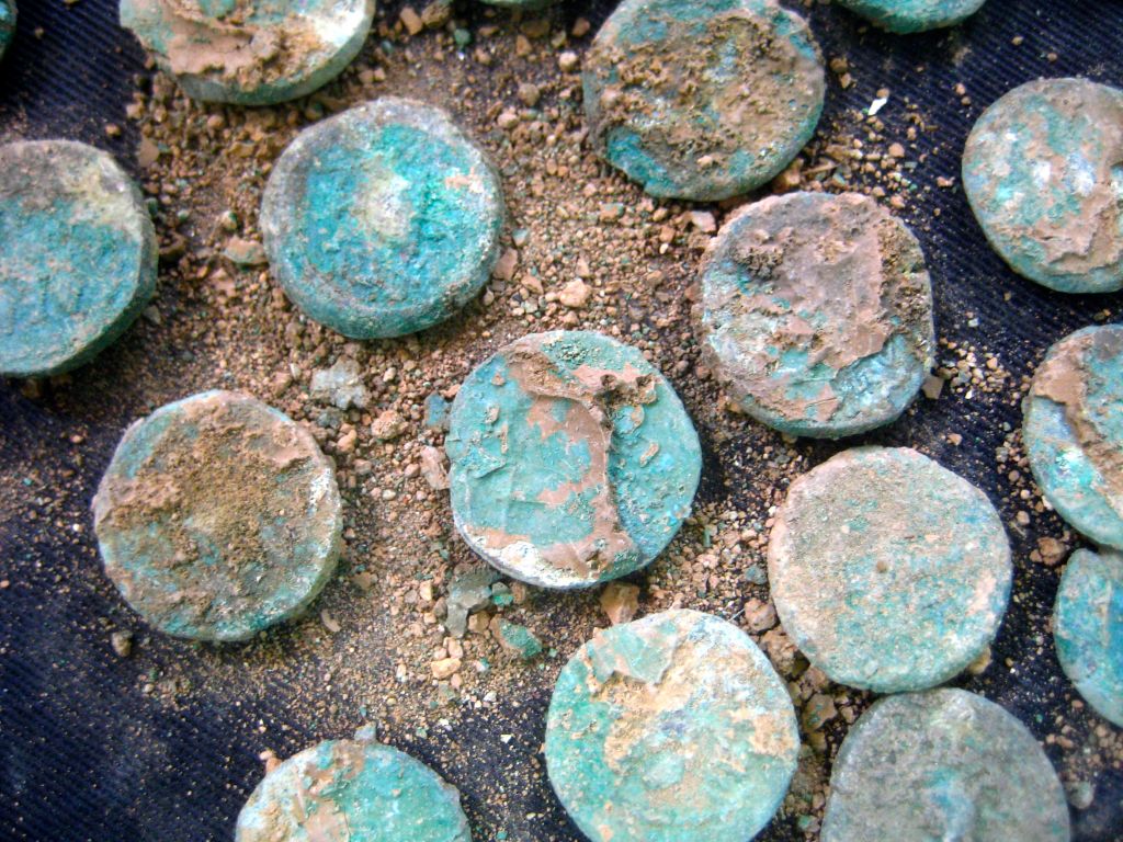 Ein Hobbytaucher entdeckte auf dem Meeresgrund Metall, das sich als Schatz aus 50.000 Bronzemünzen aus dem 4. Jahrhundert herausstellte