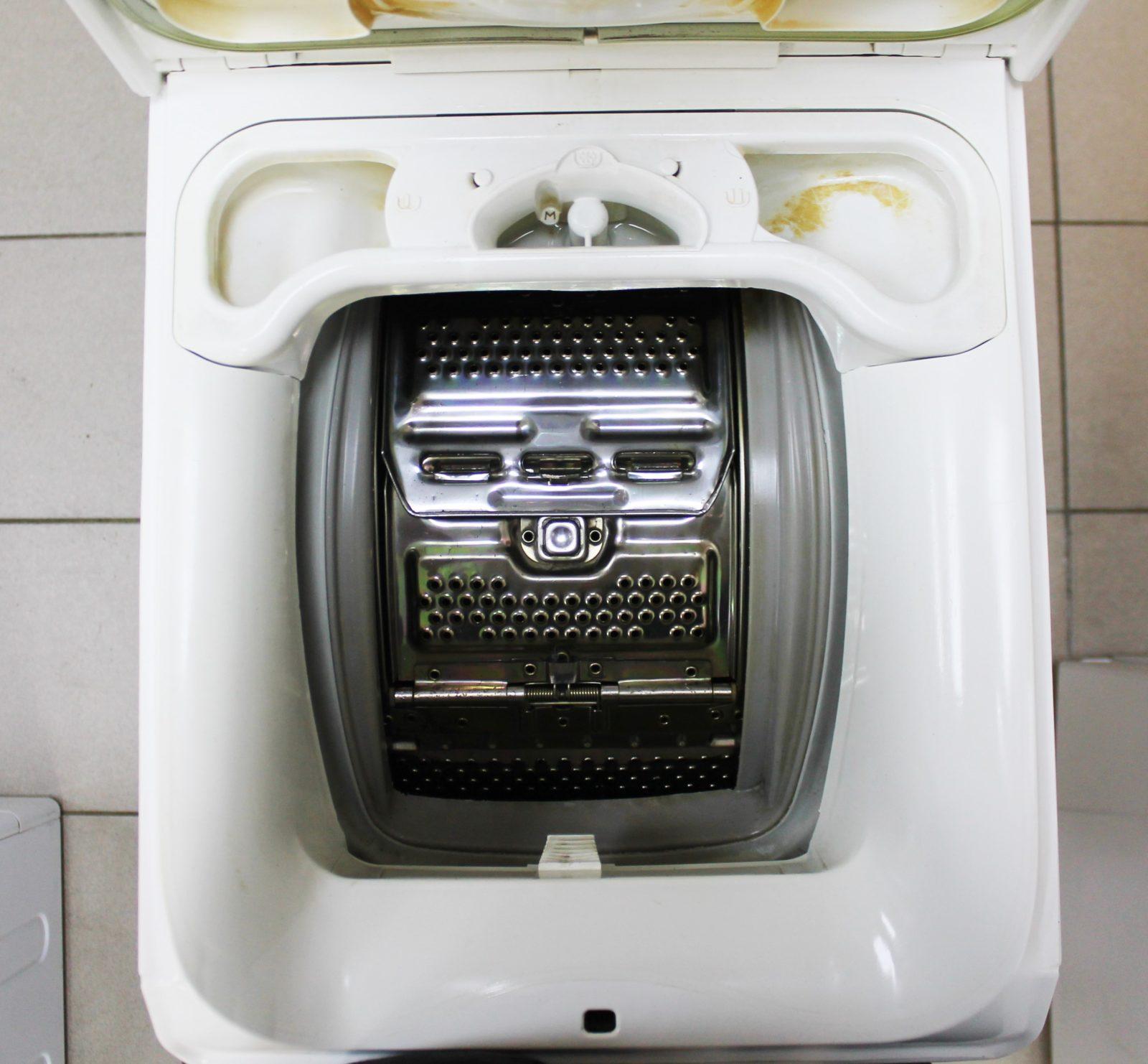 Ich nehme die Schwämme und lege sie in die Waschmaschine. Nach 15 Minuten ist das Problem gelöst.