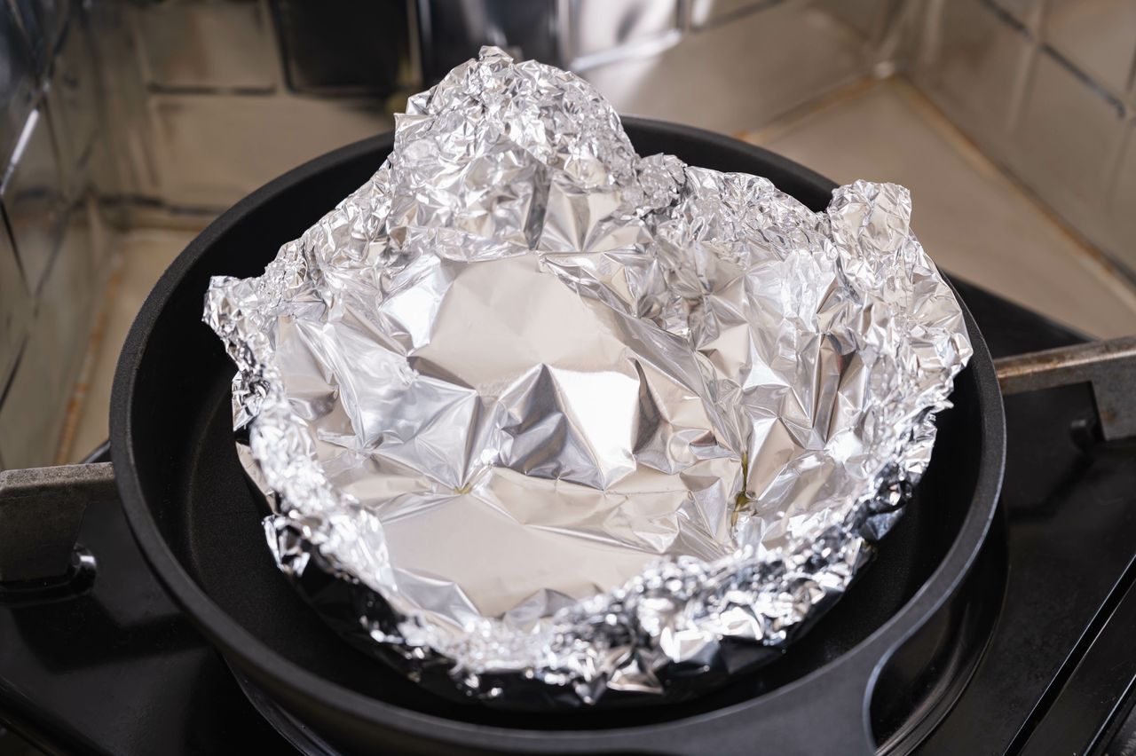 Entfernen Sie Aluminiumfolie aus Ihrer Küche, falls Sie diese verwenden. Sie kann giftig sein.