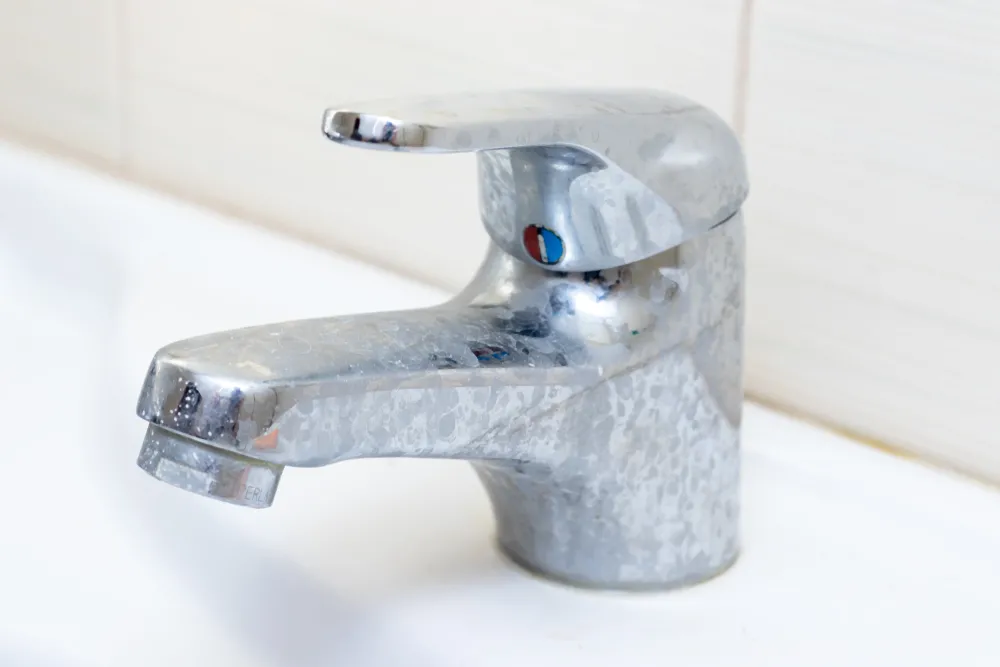 Bringen Sie eine Kerze ins Badezimmer, und der Wasserhahn wird wie neu glänzen. Dieser Trick ist Gold wert.