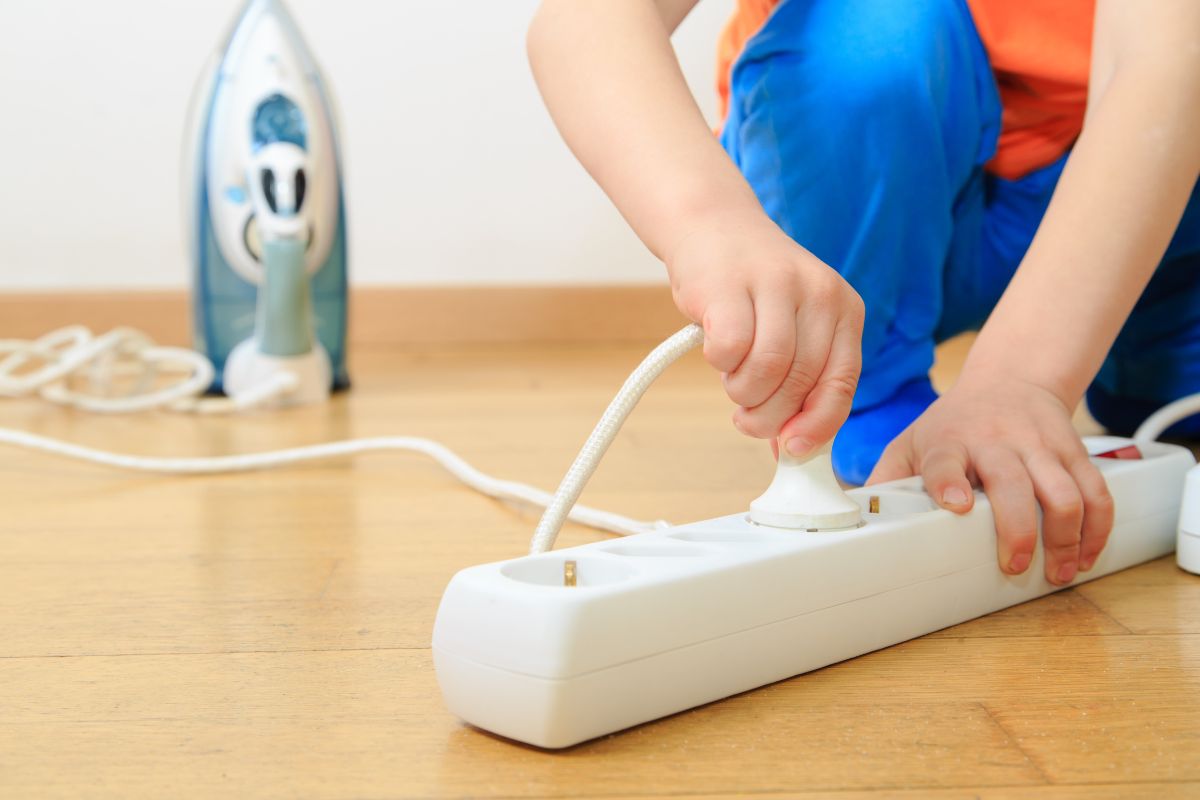 Zwei Elektrogeräte, die nicht gleichzeitig an eine Verlängerungsschnur angeschlossen werden dürfen, da dies zu einem Brand führen kann