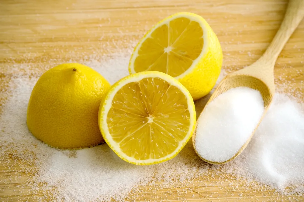Ich nehme Salz und füge Zitronensaft hinzu. Ich kaufe keine Reinigungsmittel mehr.