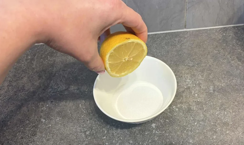 Ich nehme Salz und füge Zitronensaft hinzu. Ich kaufe keine Reinigungsmittel mehr.