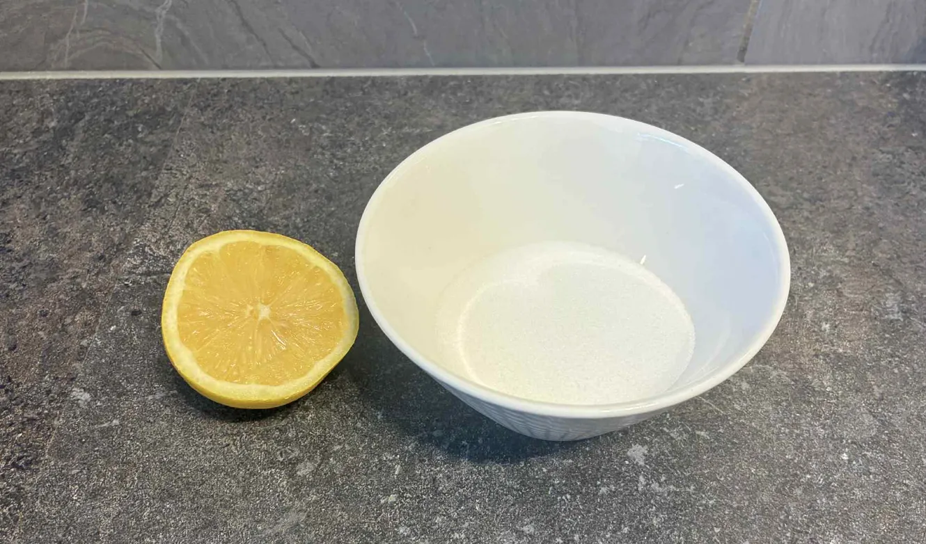 Ich nehme Salz und füge Zitronensaft hinzu. Ich kaufe keine Reinigungsmittel mehr.