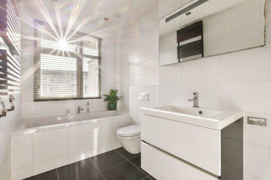 Weder Essig noch Backpulver: Die beste Methode, um Kalkablagerungen von Wasserhähnen und Toiletten zu entfernen