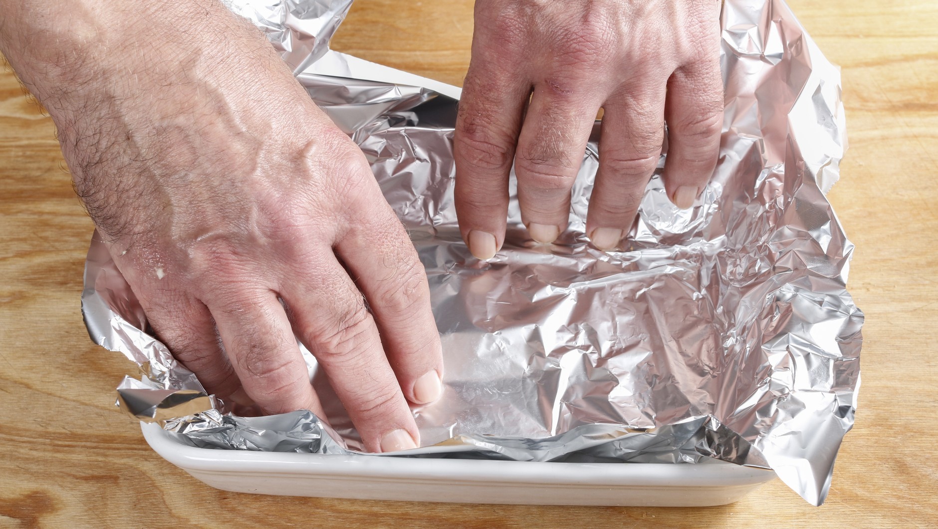 Aluminiumfolie hat nicht umsonst zwei Seiten. Jede von ihnen erfüllt ihre eigene Funktion.
