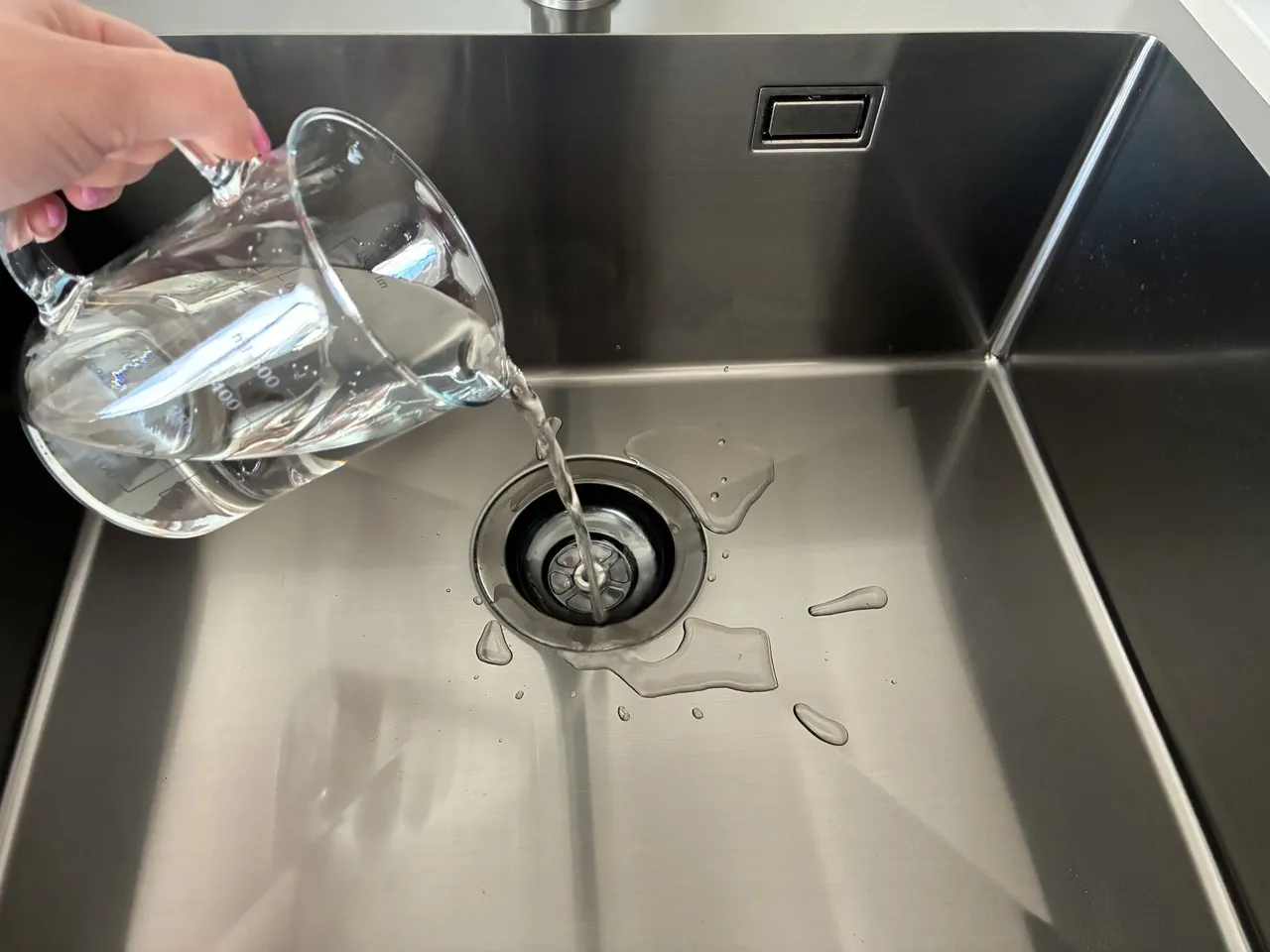 Schütten Sie es in den Abfluss. Dieses natürliche Rohrreinigungsmittel wirkt besser als ein im Laden gekauftes Produkt.