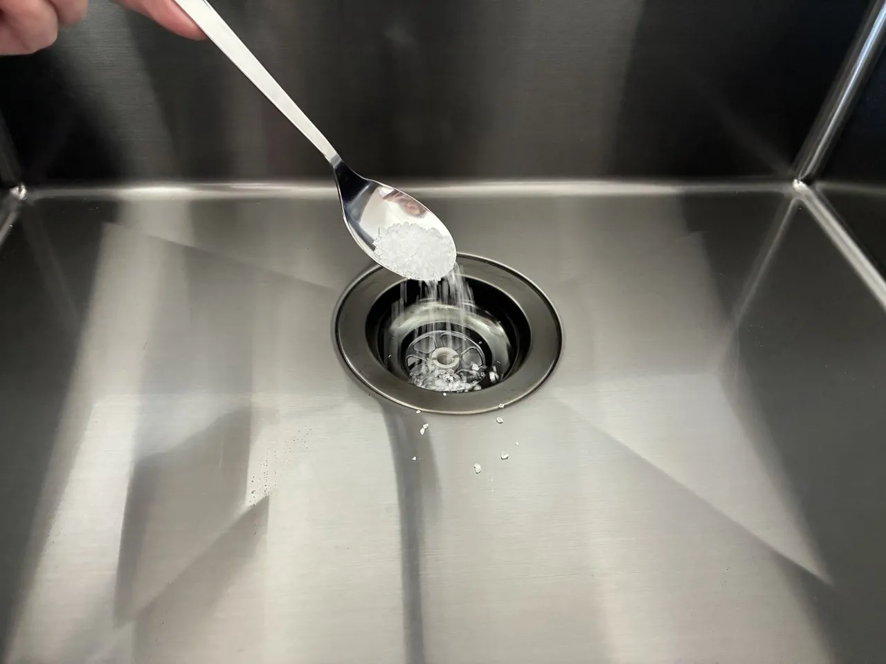Schütten Sie es in den Abfluss. Dieses natürliche Rohrreinigungsmittel wirkt besser als ein im Laden gekauftes Produkt.
