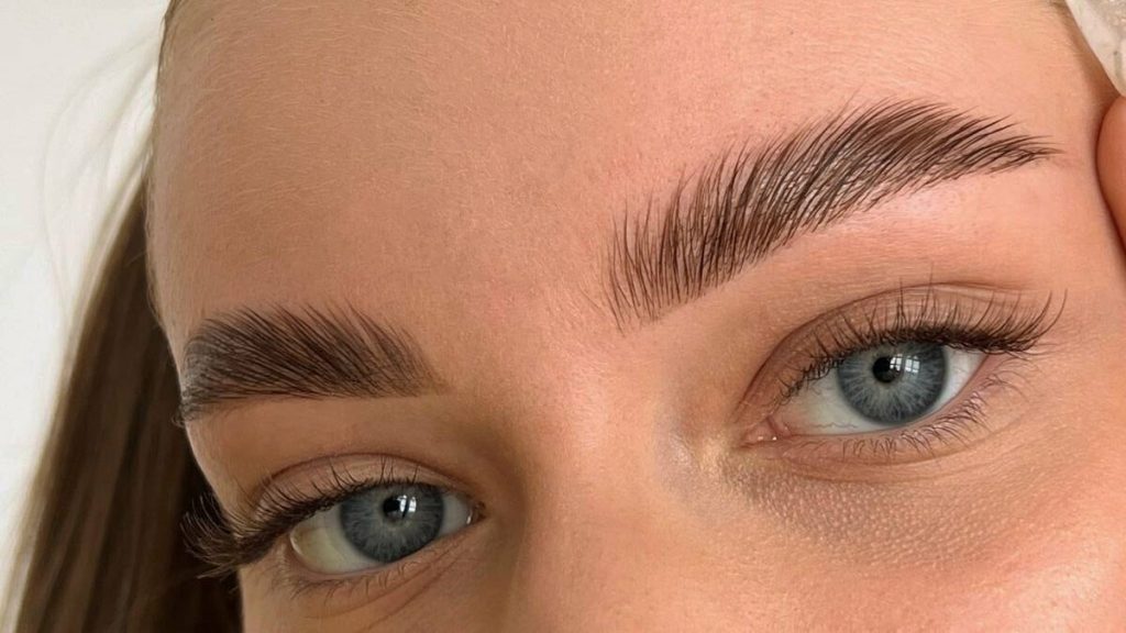 Das beste und günstigste Mittel zur Pflege von Wimpern und Augenbrauen. „Unsere Kundinnen erzielen hervorragende Ergebnisse.“