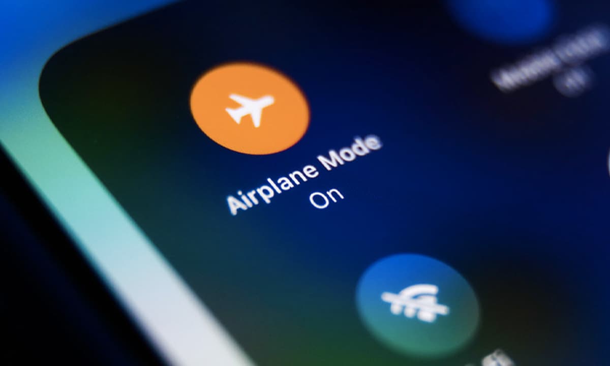 Warum sollte man beim Aufladen des Handys den Flugmodus aktivieren?
