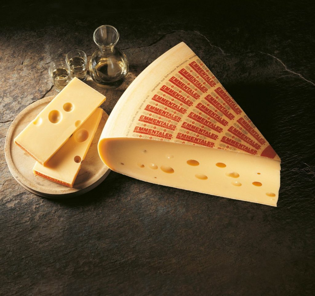 Wenn Sie Käse essen möchten, wählen Sie Schweizer Käse . Er hat einen milden nussigen Geschmack, wenig Natrium, aber viel Eiweiß
