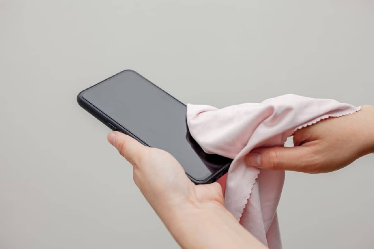 Wie man ein Mobiltelefon, einen Fernseher und andere Geräte richtig reinigt, ohne sie zu beschädigen