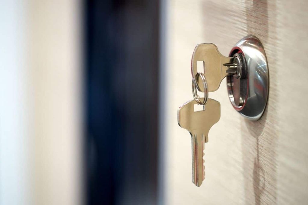 Experte für öffentliche Sicherheit: „Wenn Sie zu Bett gehen, schließen Sie die Tür nicht ab, denn das erhöht nicht die Sicherheit und kann sogar das Gegenteil bewirken.“
