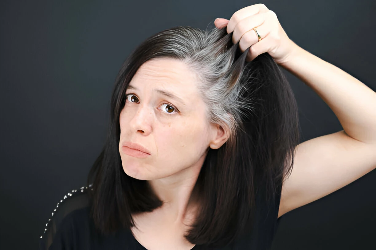 Haarfärbemittel für graues Haar gehören der Vergangenheit an: Es handelt sich um ein natürliches Färbemittel, das Ihrem Haar seine Farbe zurückgibt.