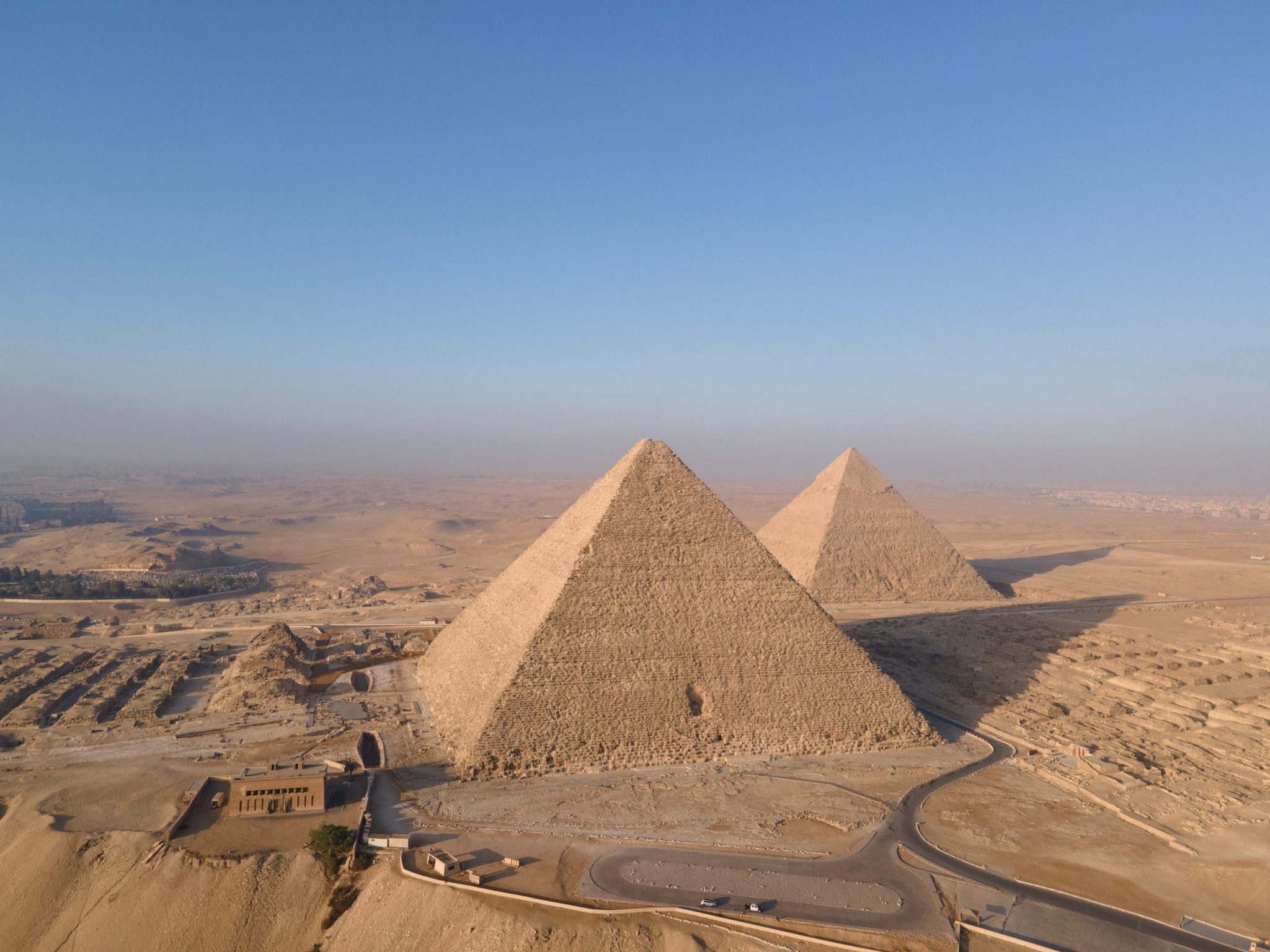 Sie wurden nicht von Menschen erbaut. Die wahre Herkunft der ägyptischen Pyramiden wurde enthüllt: Sie wurden mit Hilfe von Hightech-Geräten erbaut.