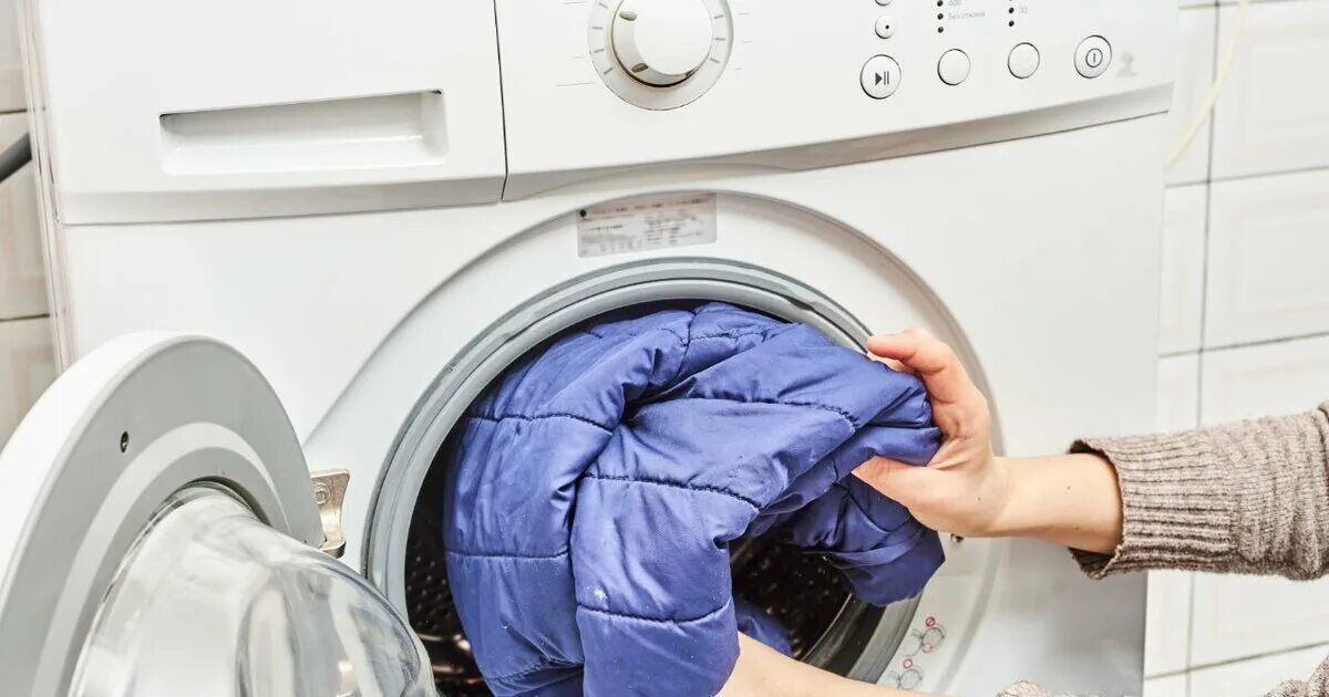 Geben Sie Ihre Jacken nicht in die chemische Reinigung. So können Sie sie sicher und ohne Verlust der Daunen waschen.