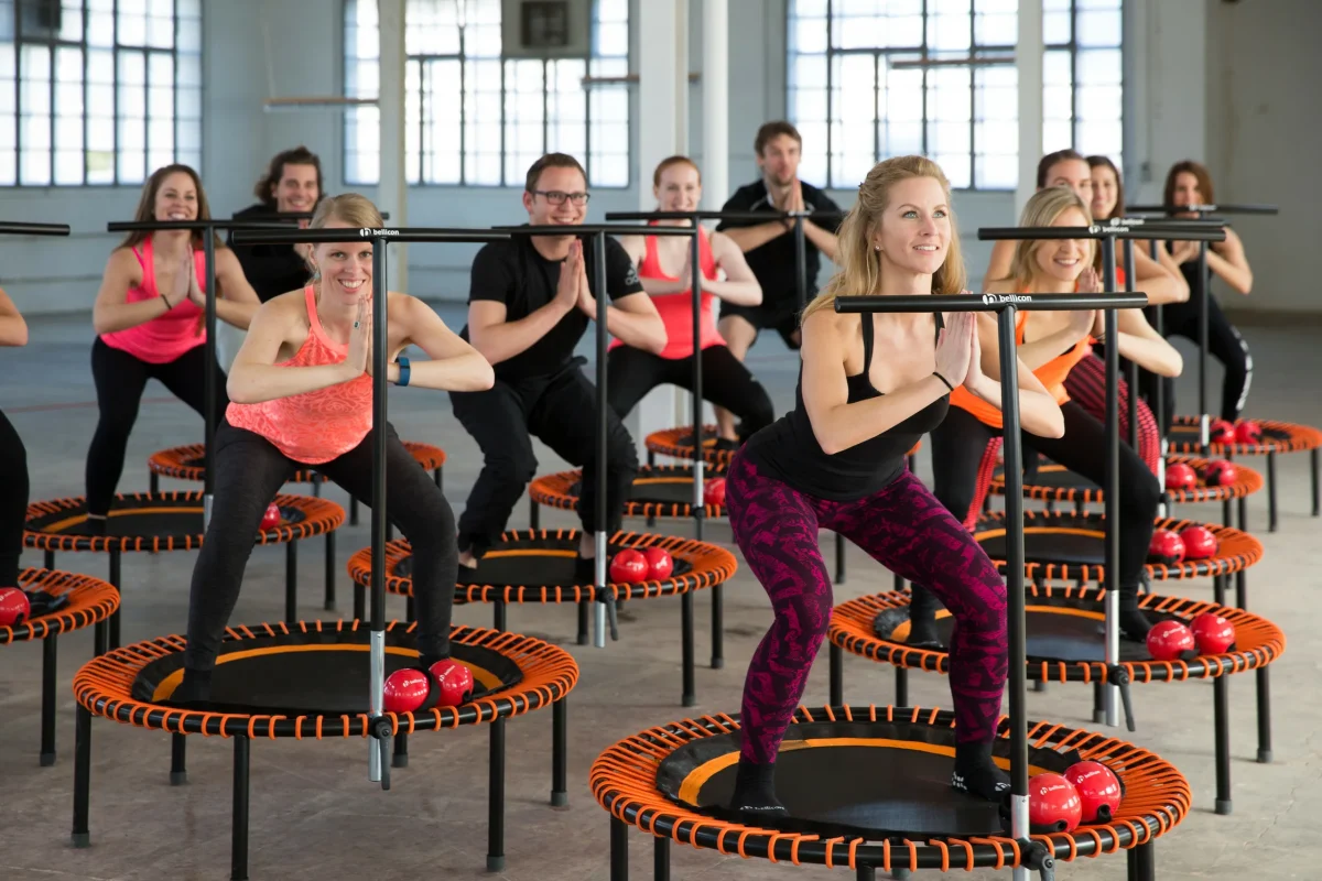 Ein Training, das 800 kcal pro Stunde verbrennt und die Gelenke nicht belastet. Springen im Fitnessbereich ist mehr als nur Springen.