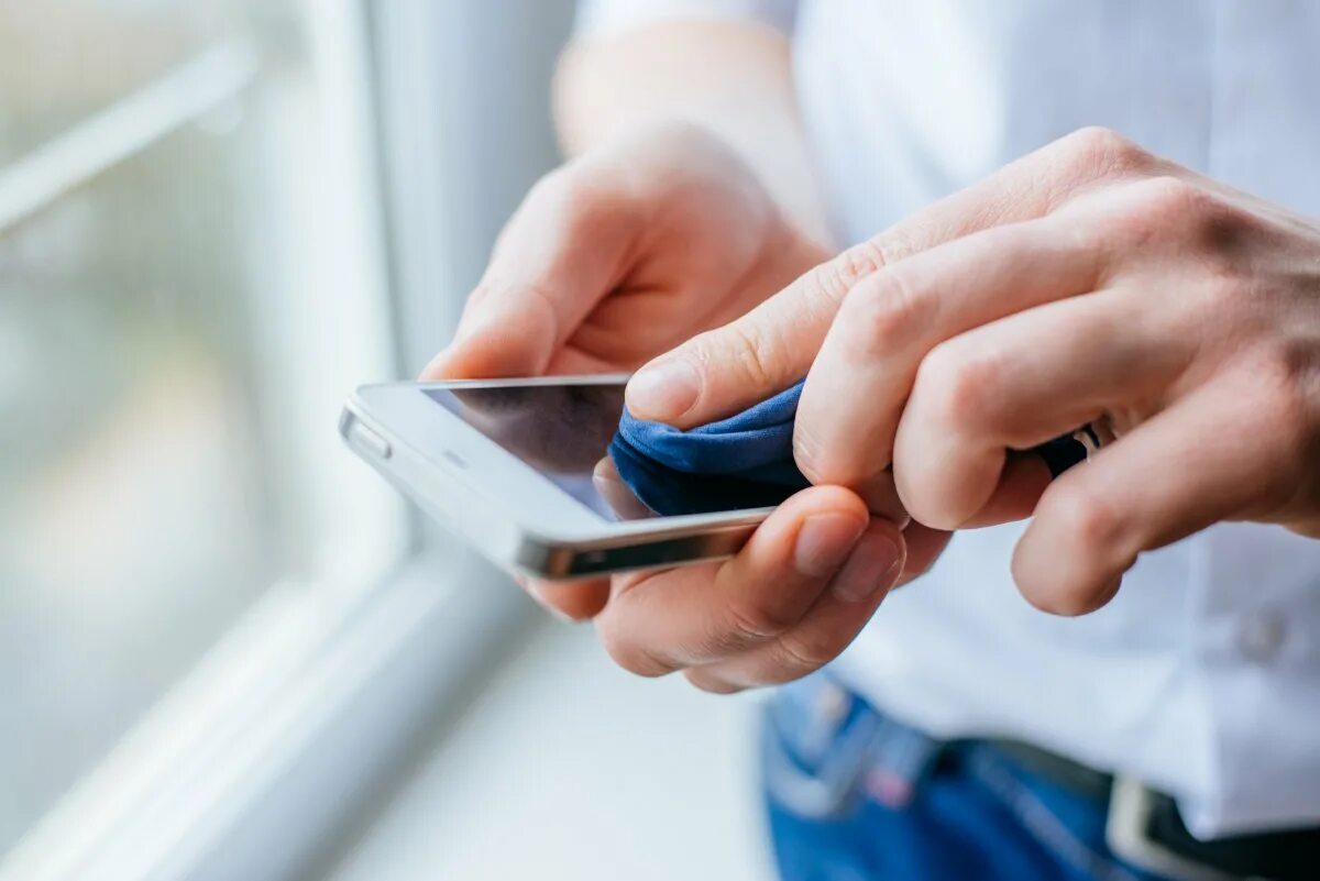 Wie man ein Mobiltelefon, einen Fernseher und andere Geräte richtig reinigt, ohne sie zu beschädigen