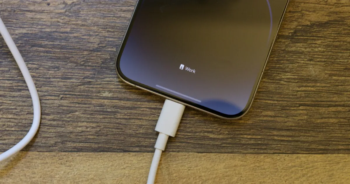 Warum sollte man beim Aufladen des Mobiltelefons den Flugmodus aktivieren?